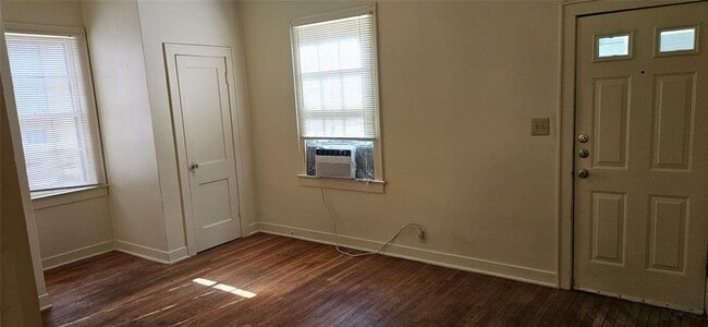 Building Photo - 704 W 22nd St