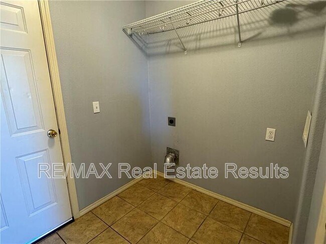 Building Photo - 6208 SW Meadow Well Ave