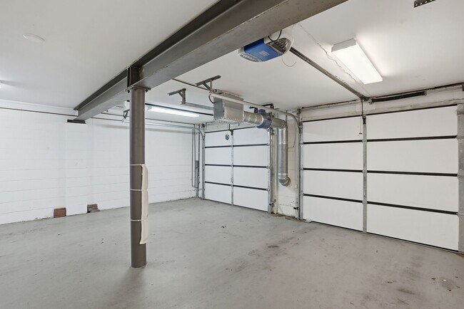 Building Photo - 3 BED | 4 BATH | TWO CAR GARAGE | HISTORIC DISTRICT TOWNHOME