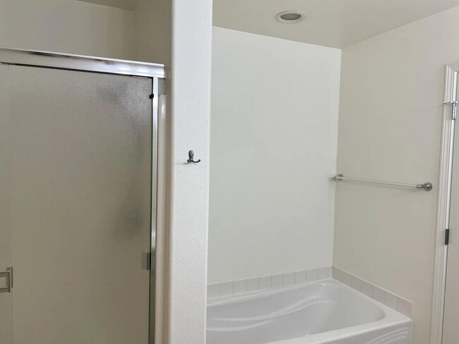 Building Photo - Enormous Tri-Level Townhome 2/2 w/Bonus Room Available Feb. 6th