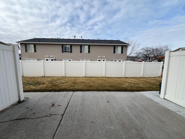 Building Photo - 2 Bedroom 1.5 Bathroom townhouse