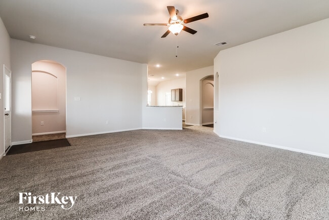Building Photo - 14715 Country Club Dr