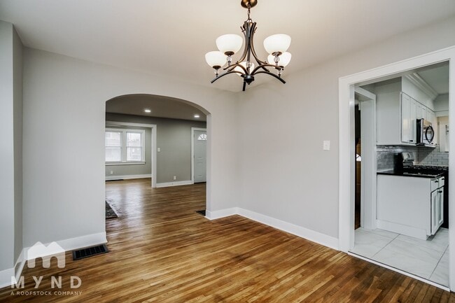 Building Photo - 727 Reinhard Ave