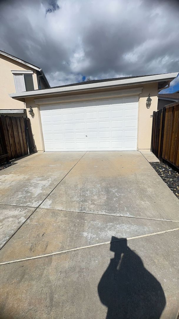 Building Photo - Beautiful and spacious 4 bedroom/ 2.5 bathroom home