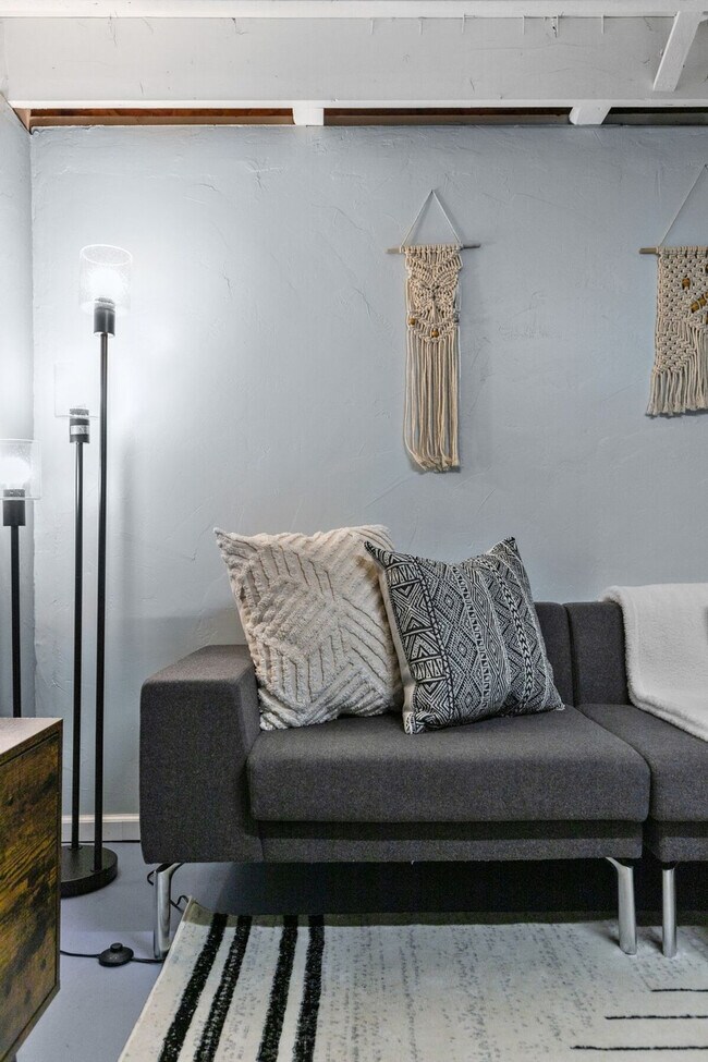 Building Photo - 733 W 4th St