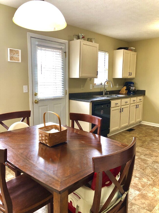 Building Photo - 3Bed/2Bath in Hendersonville with Communit...