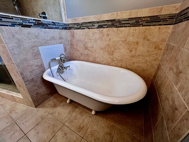 Building Photo - Beautiful waterfront home