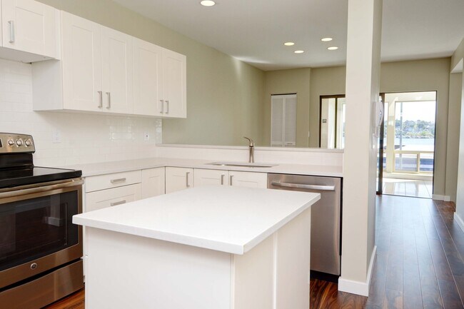 Building Photo - South Lake Union / Queen Anne Condo at The...