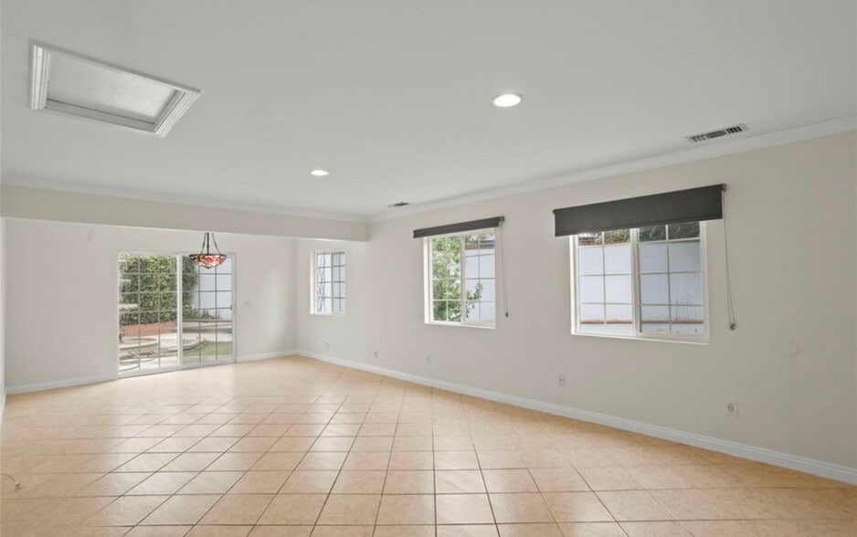 Building Photo - 204 W Linfield St