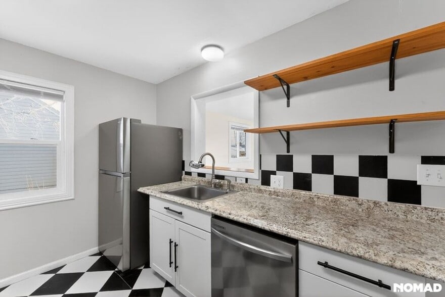 Building Photo - 137 W 18th St