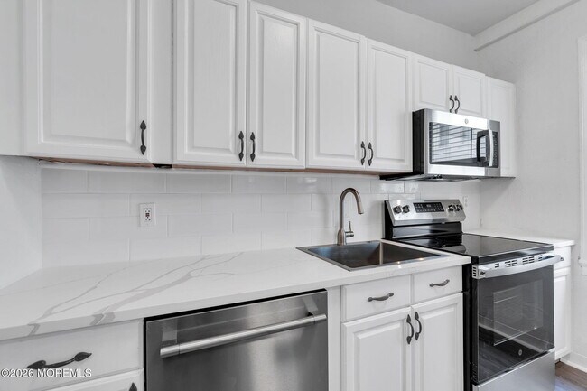 Building Photo - 400 Deal Lake Dr