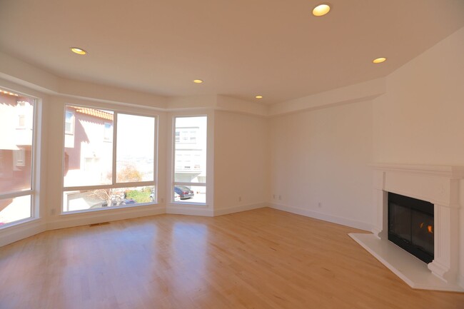 Building Photo - Bayview: Modern Townhome 4 bedroom 2 1/2 B...