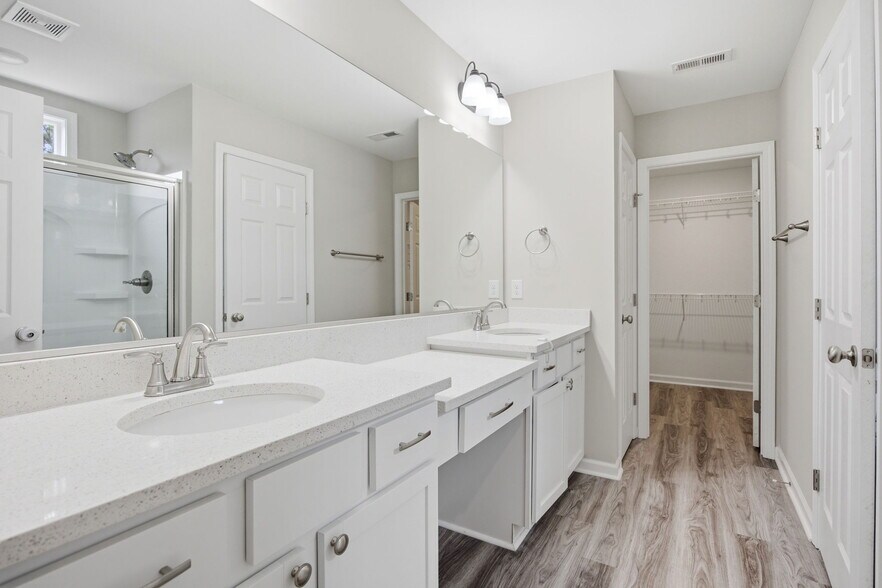 Building Photo - 2948 Lashmit Dr