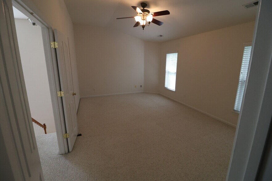 Building Photo - 10979 Princeton Village Dr
