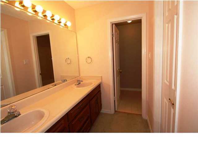 Building Photo - 2/2.5 Townhome Close to USA campus