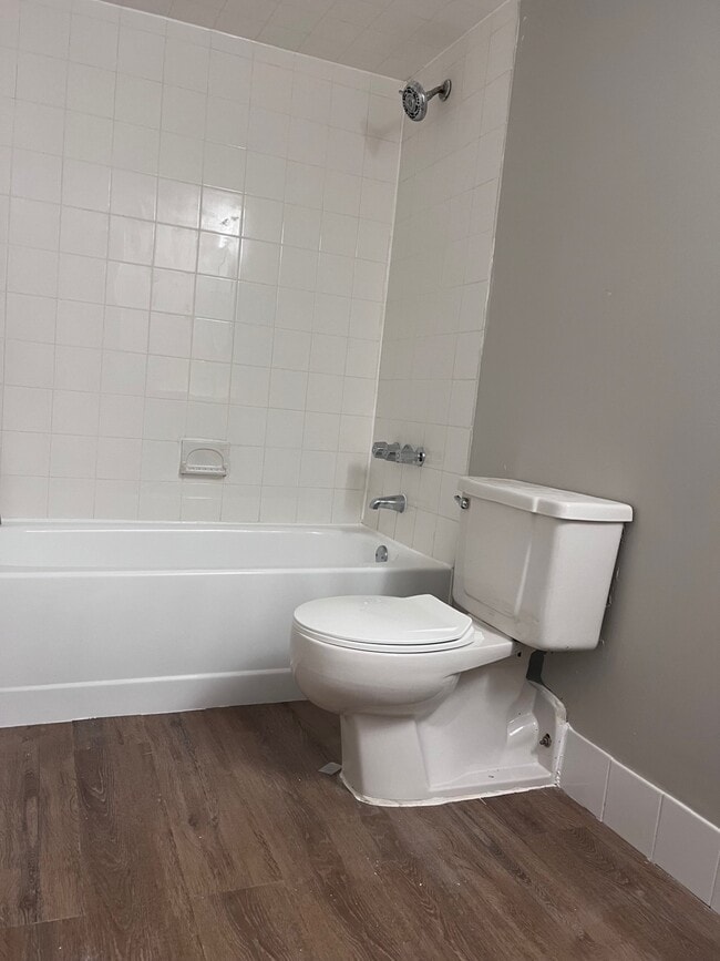 Building Photo - 121 Wellington Ct