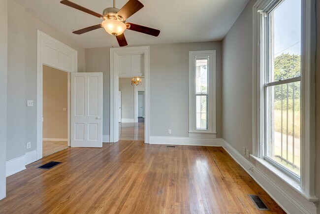 Building Photo - Charming 4-Bed Home Minutes from Downtown ...