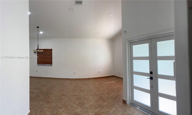 Building Photo - 709 SE 13th Terrace