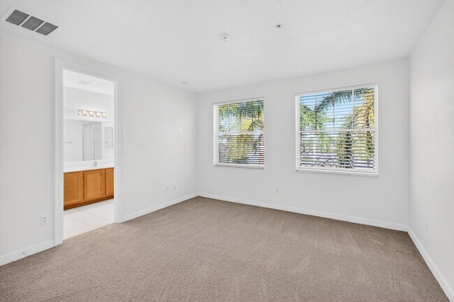 Building Photo - 4 BEDROOMS 3.5 BATHROOMS!! GATED COMMUNITY