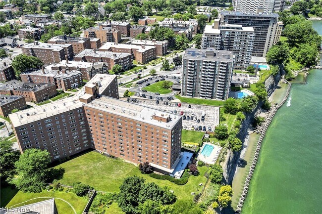 Building Photo - 11850 Edgewater Dr