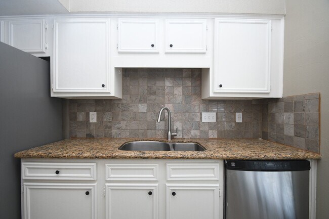 Building Photo - 9809 Richmond Ave.