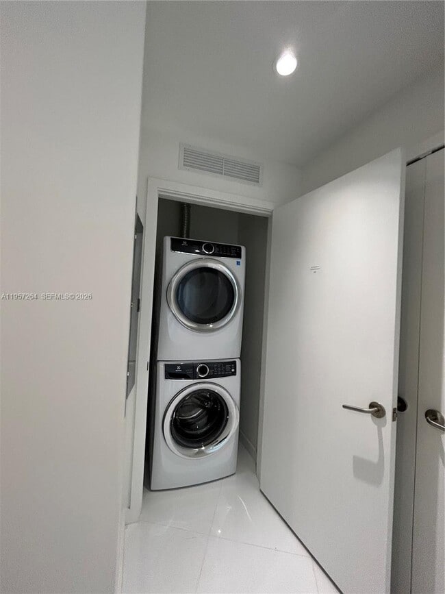 Building Photo - 851 NE 1st Ave