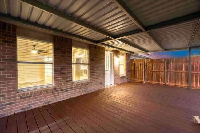 Building Photo - "Charming 3-Bedroom with 2 Bathrooms in Wy...