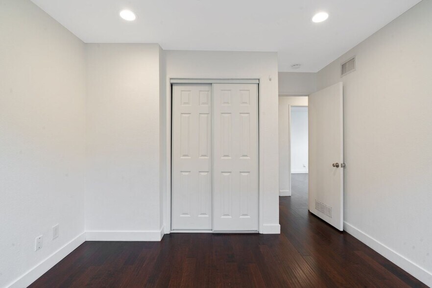 Building Photo - 1427 E 55th St