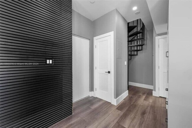 Building Photo - Charming 2BR Townhome in Miami Beach