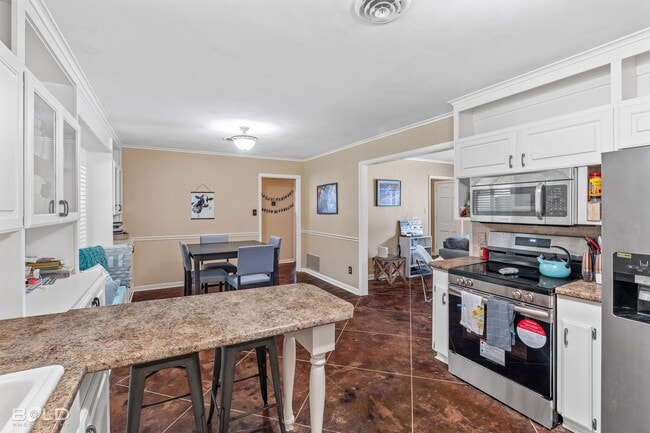 Building Photo - Adorable 3 bed 2 bath in Broadmoor Area!