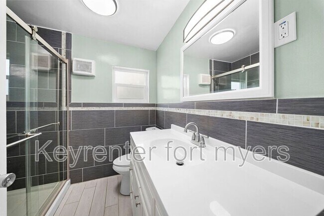 Building Photo - 275 Lakeview Dr