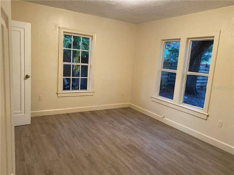 Building Photo - 821 Newton Ave S