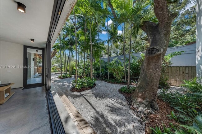 Building Photo - 1000 NW 9th Ct