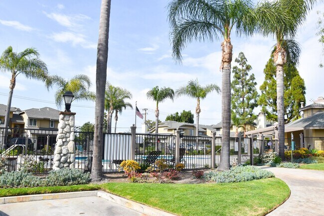 Building Photo - 630 W Palm Ave