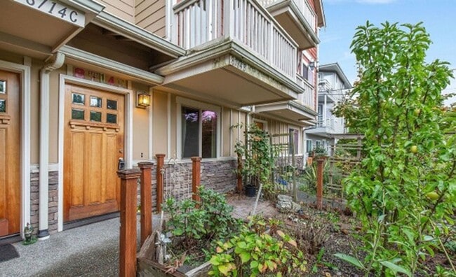 Building Photo - Energy-efficient townhome in the desirable community of Crown Hill is ready to be loved!