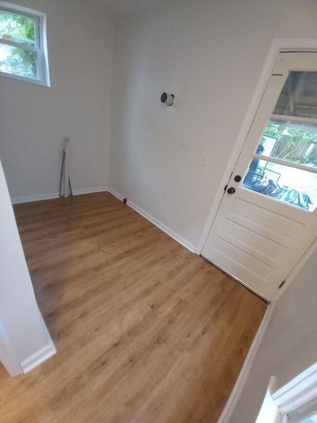 Building Photo - Fully remodel 4 bedroom house with 1.5 bath