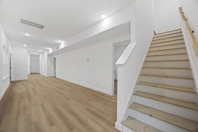 Building Photo - ? 3 Bed / 2.5 Bath Duplex – Spacious & Move-In Ready! ?