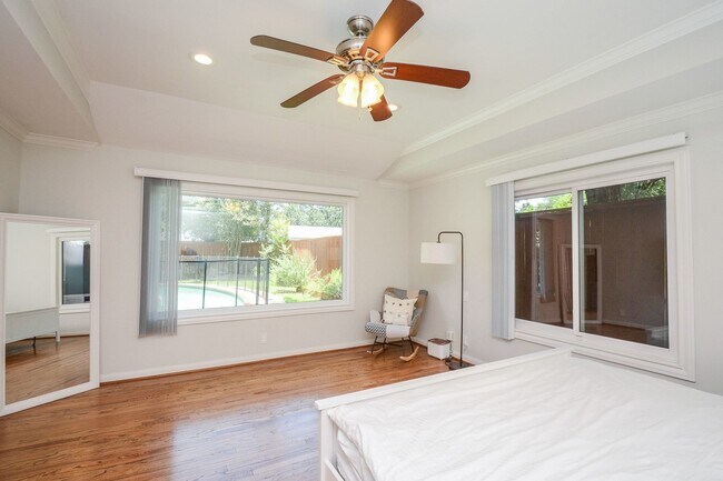 Building Photo - 9906 Cedardale Dr