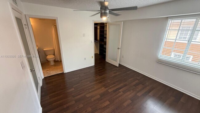 Building Photo - 2961 NE 185th St