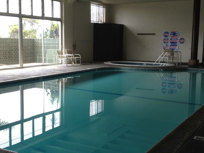 Indoor pool - 1600 Ardmore Ave