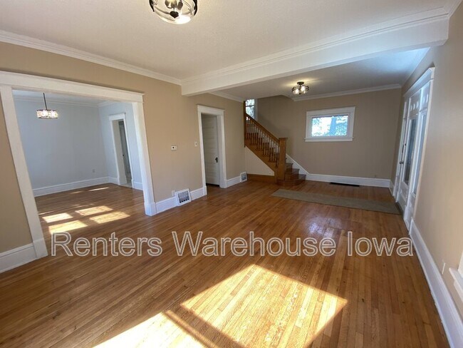 Building Photo - 1622 E 8th St