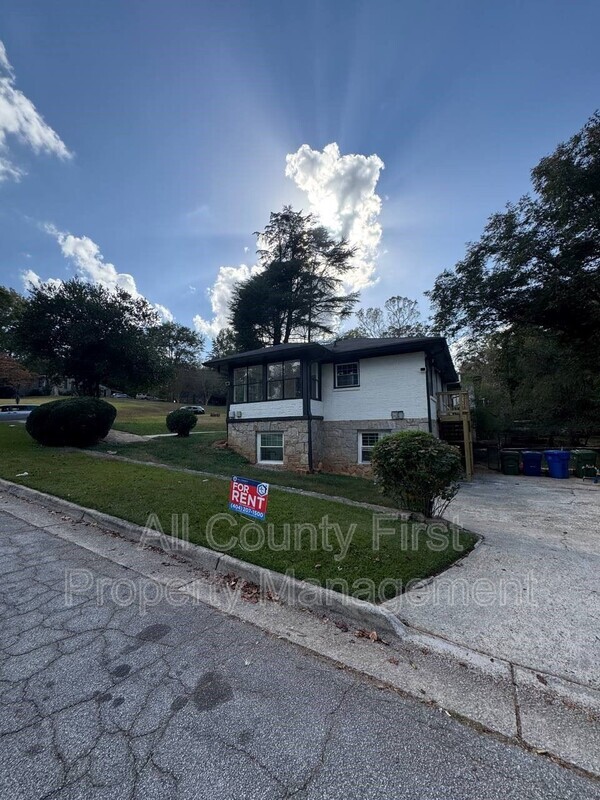 Building Photo - 1093 Fayetteville Rd SE