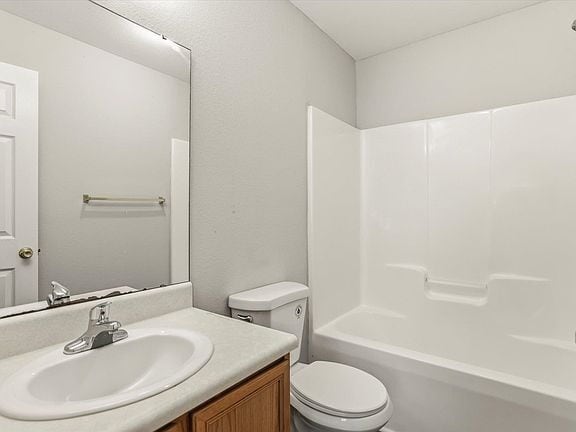 Building Photo - 3 bed 3 bath town house off Tharpe