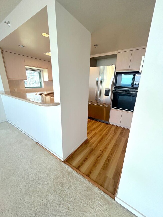 Building Photo - Large 19th Floor Unit with Ocean, City, Mo...