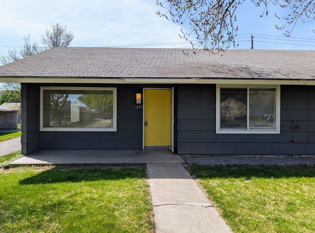 Primary Photo - 1231/1233 Montana St.