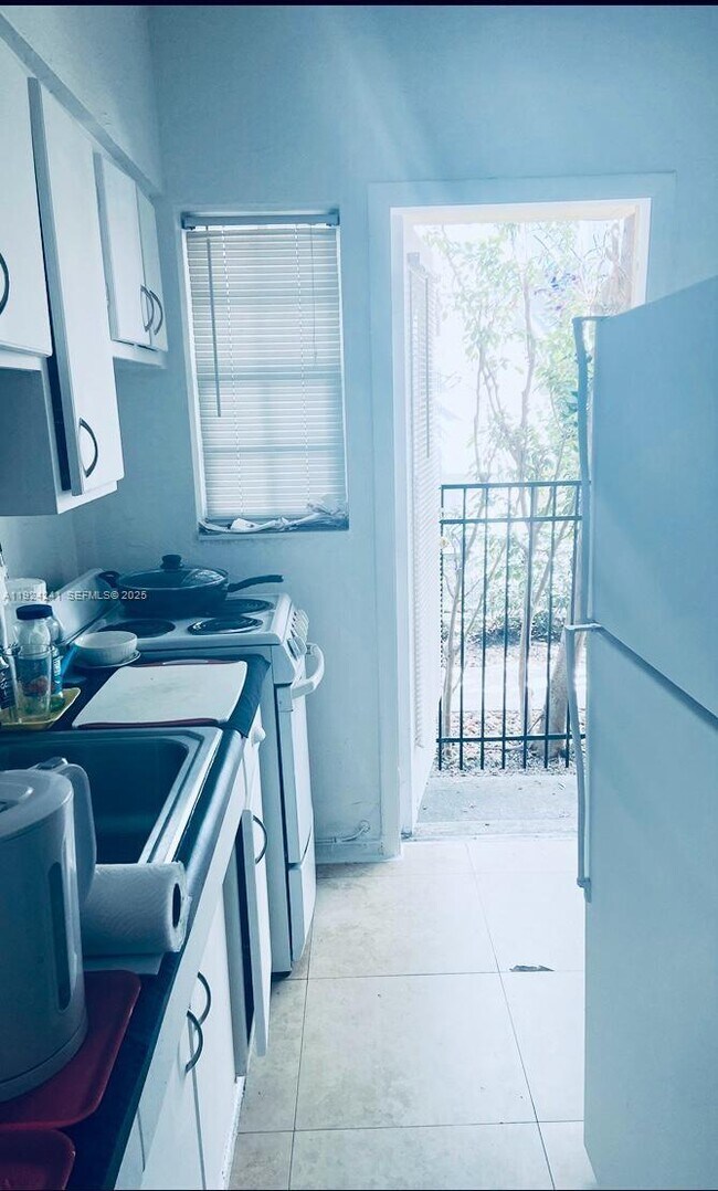 Building Photo - 635 8th St