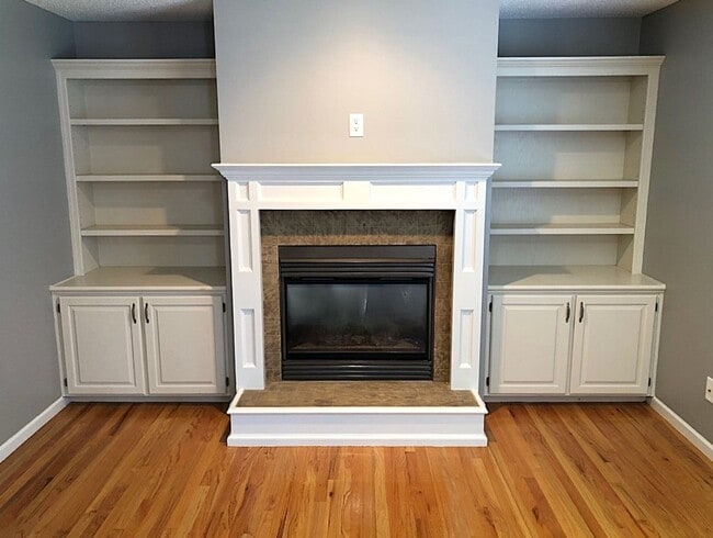 Building Photo - COMING SOON!! 5 Bed, 3.5 Bath, Pet Friendly!!
