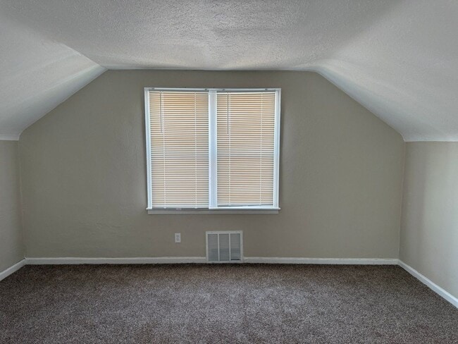 Building Photo - This beautifully updated 3-bedroom, 1-bath...