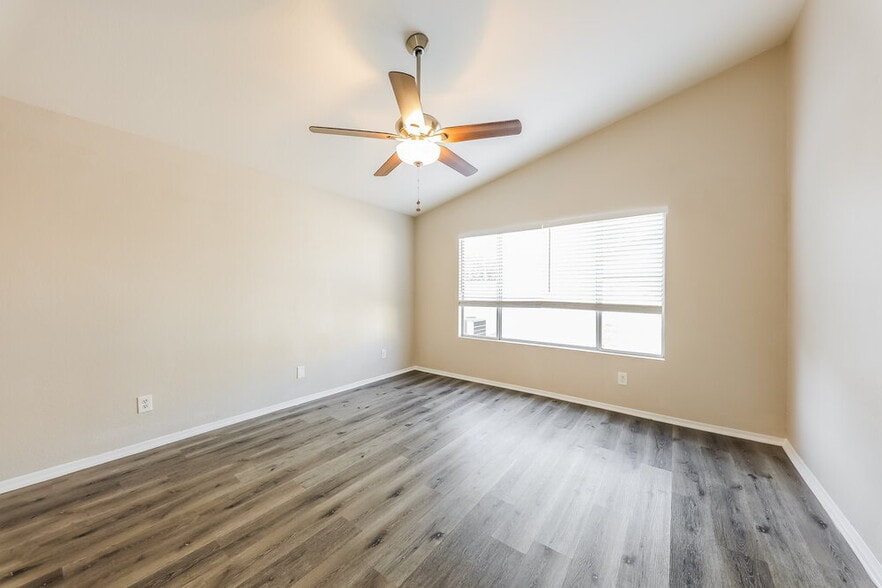 Building Photo - 8420 W Bloomfield Rd