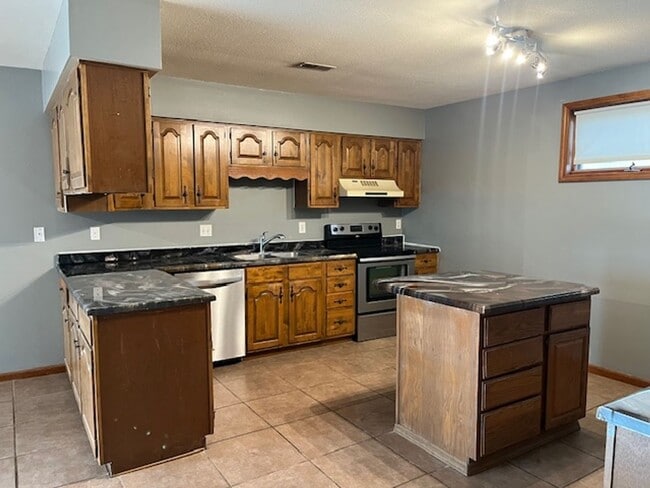 Building Photo - Beautiful Hobby Farm on 10 Acres!